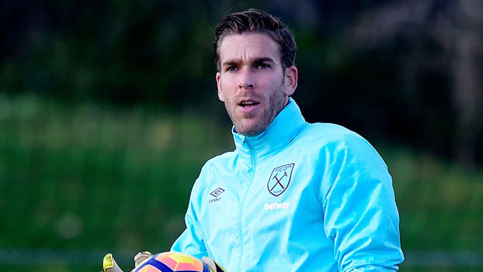 Adrian San Miguel saat jalani latihan. Copyright: © Arfa Griffiths/West Ham United via Getty Images